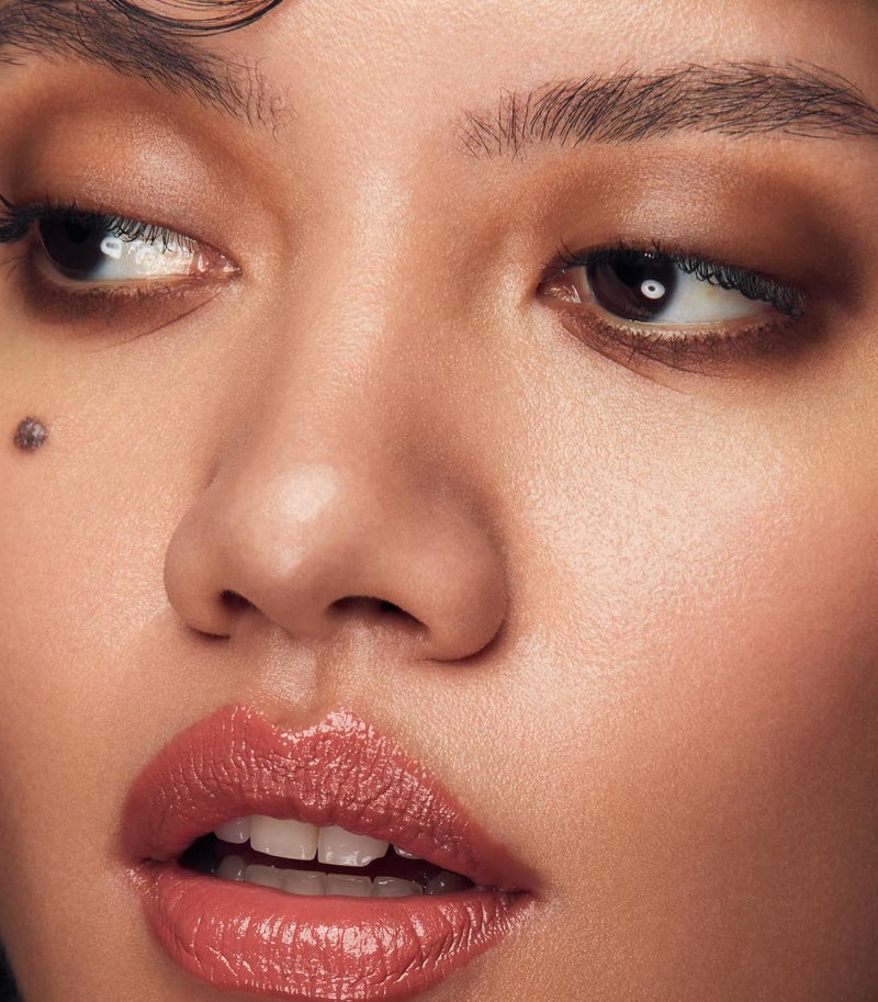 مايك قلم تحديد العيون الكريمي من ميك بيوتي. 4 في 1: لتحديد وتشكيل وتلوين ورسم خطوط العيون، لإطلالة مكياج متنوعة. تركيبة كريمية تدوم طويلاً. اللون: بني داكن (أمبر) - Image 3